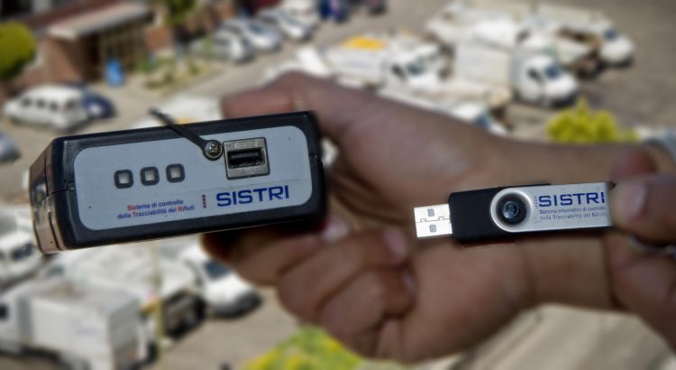 Le chiavette Usb del Sistri, il sistema  informatico per la tracciabilita' dei rifiuti, al centro dell'inchiesta che ha portato all'arresto di 22 persone tra le quali l'ex sottosegretario alla Presidenza del Consiglio ,  Carlo Malinconico.   ANSA / CIRO FUSCO